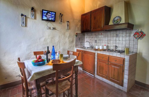 Colle di Val d'Elsa Apartment | Sunny Apartment with Pool