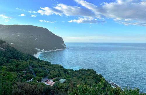 Sirolo Apartment | Superior 2 bed apt AC Parking WiFi - Sirolo centro