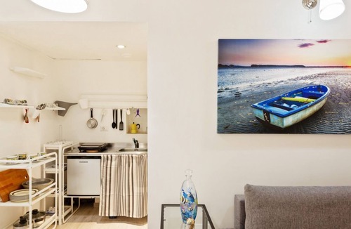 Old Town House | The 40 sqm apartment, which can accommodate up to 4 people, is located on the ground floor of a typical house in the ancient city (Bari Vecchia), near the basilica of San Nicola, in a perfect position both for visiting the old Bari and the Castle and t