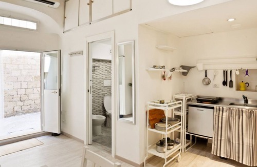Old Town House | The 40 sqm apartment, which can accommodate up to 4 people, is located on the ground floor of a typical house in the ancient city (Bari Vecchia), near the basilica of San Nicola, in a perfect position both for visiting the old Bari and the Castle and t