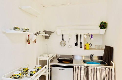 Old Town House | The 40 sqm apartment, which can accommodate up to 4 people, is located on the ground floor of a typical house in the ancient city (Bari Vecchia), near the basilica of San Nicola, in a perfect position both for visiting the old Bari and the Castle and t