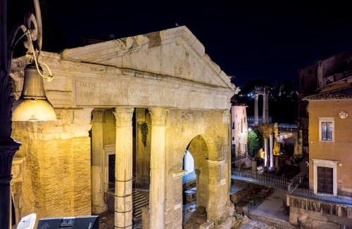 Rione XI Sant'Angelo Apartment | The Best Rent - Three-Room Apartment with View of the Portico d'Ottavia