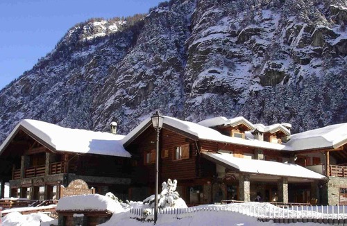 Antey-Saint-Andre Apartment | The chalet is situated in a quiet and sunny area of Antey Saint André