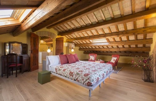 Ripe Apartment | The Nest, Villa Pedossa, attic in villa with pool 7km from the sea, Senigallia