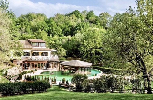 Sorano Apartment | Three-room apartment of approximately 75 m2 located on the ground floor or first floor with air conditioning, independent heating and wi fi connection.Consisting of a large living room with equipped kitchenette, fridge, microwave oven, toaster, sofa and
