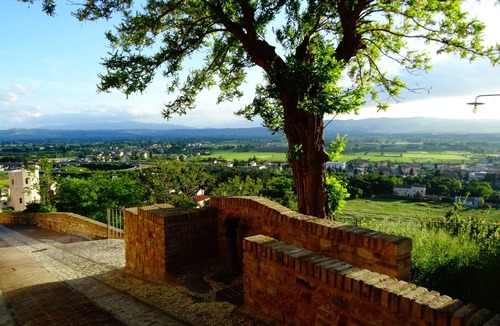 Spello Apartment | Tiberius - Hilltop Medieval Escape with Panoramic View