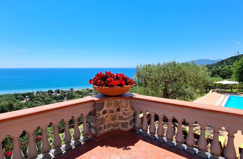 Villammare House | Traumvilla mit Panoramapool by Interhome