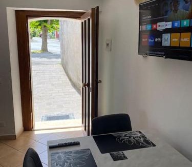 Longano Apartment | TreeStay - Modern 2 Floor 2 Bathroom Apartment