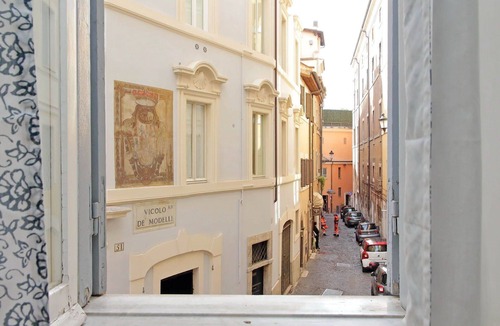Rione II Trevi Apartment | Trevi Comfort, Bright 1 Br Flat By Halldis
