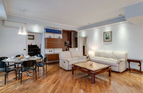 Rione II Trevi Apartment | TREVI FOUNTAIN 3 BEDROOM APARTMENT PRESTIGIOUS.
