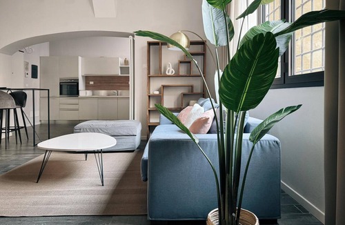 Historic Center Apartment | Tristano e Isotta: Bright Three-room 6 Adults