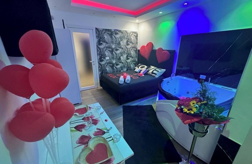 Municipio 4 Bed & Breakfast | Two Hearts Suite - Deluxe Suite with Hot Tub