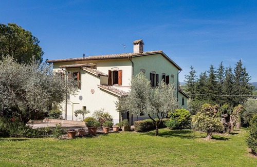 San Severino Marche House | Typical Le Marche region house surrounded by lush greenery, perfect for holidays and relaxation!