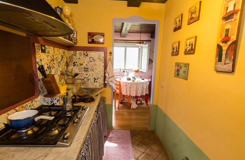 Montelaguardia House | Ulivo, painted apartment in a farmhouse 10 minutes driving from Perugia downtown