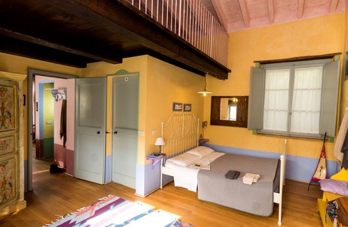 Montelaguardia House | Ulivo, painted apartment in a farmhouse 10 minutes driving from Perugia downtown
