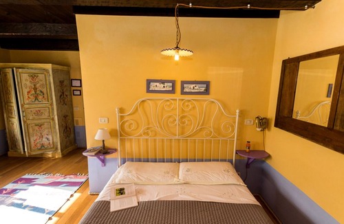 Montelaguardia House | Ulivo, painted apartment in a farmhouse 10 minutes driving from Perugia downtown
