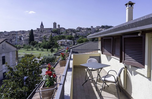 Spello Apartment | Un balcone su Spello by Ospitaci