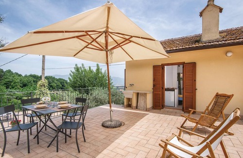 Fornole Apartment | Vacation apartment in a country house, former farm, surrounded by vineyards and olive groves.