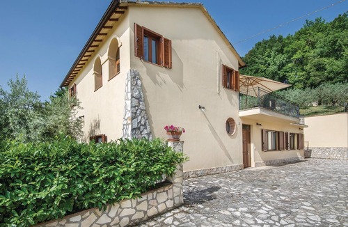 Fornole Apartment | Vacation apartment in a country house, former farm, surrounded by vineyards and olive groves.