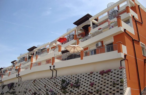 Pizzo Apartment | Vacation apartment on the second floor with large communal pool, a few meters from the sea.