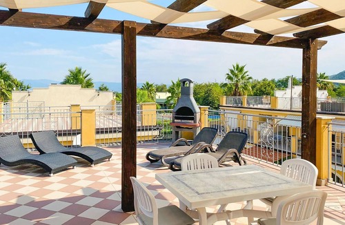 Pizzo Apartment | Vacation apartment on the second floor with large communal pool, a few meters from the sea.