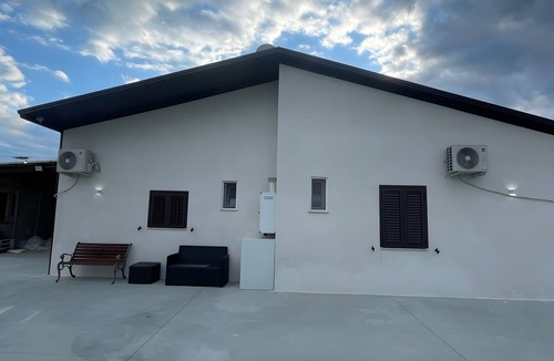 Corigliano Calabro House | Vacation Home 'Quadrato' with Shared Terrace, Wi-Fi, and Air Conditioning