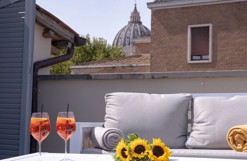 Rione XIV Borgo Apartment | Vatican's Dome view (MAS-4)