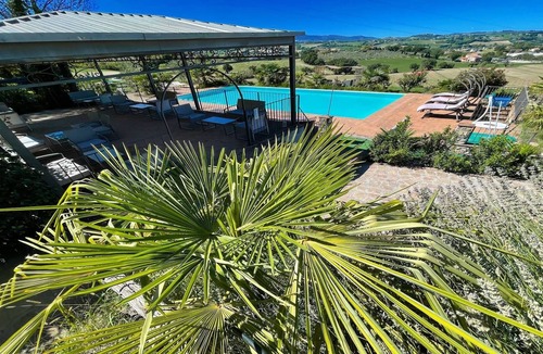 Spoleto Villa | Very pretty Spoleto-poolside-sleeps-20/pool, Jacuzzi, Gardens - views