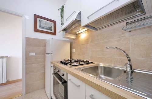 Rione V Ponte Apartment | Vicolo Cellini, Lovely & Bright 2 Br Apartment By Halldis