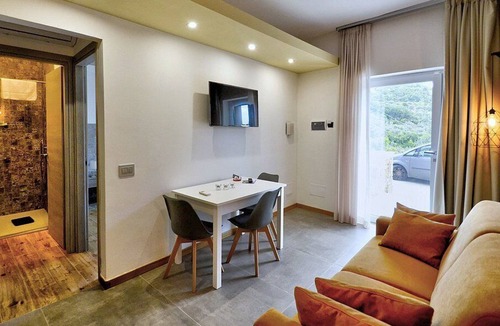 Serramezzana House | Villa Alfea A: A welcoming apartment situated in a secluded location surrounded by meadows and by green hills, with Free WI-FI.