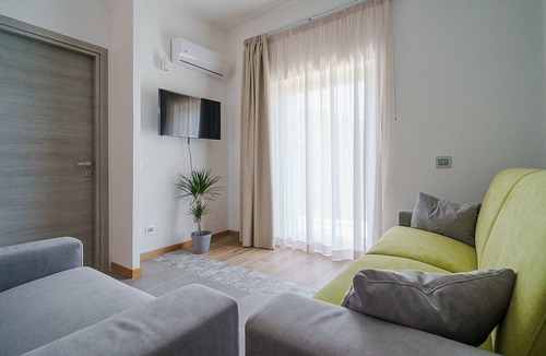 Serramezzana House | Villa Alfea G: A welcoming apartment situated in a secluded location surrounded by meadows and by green hills, with Free WI-FI.
