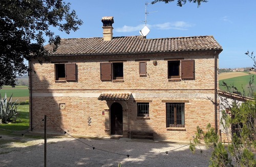 Montemarciano Villa | Villa Altrove surrounded by greenery and a stone's throw from the sea