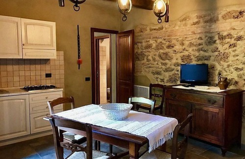 Massa Marittima House | Villa Amarena E: A graceful apartment in the characteristic style of the Tuscan countryside, with Free WI-FI.