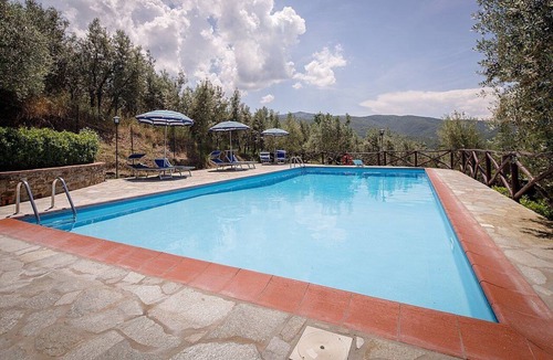 Pieve di Chio House | Villa Angelisa A: A characteristic and welcoming apartment surrounded by meadows and by green hills, with Free WI-FI.