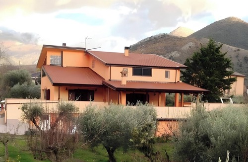 Morano Calabro Apartment | Villa 'Camera Viola Del Pensiero' with Mountain View, Shared Pool and Wi-Fi
