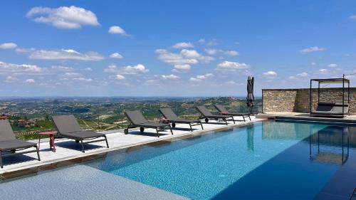 Castiglione Tinella Villa | Villa Elegante Esclusiva fra le Vigne Piemontesi con Piscina Riscaldata