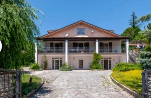 Apecchio Villa | Villa Glicine Casa Vacanze con Piscina e Camino ad Apecchio, Marche