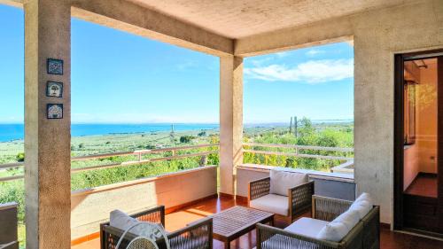 Monte Sant'Angelo Villa | Villa Grazia by Casa Manfredi