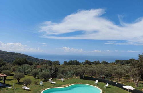 Coccorino Apartment | Villa in the green with swimming pool, near the sea