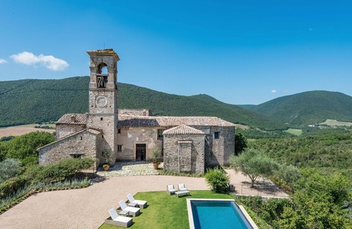 Montelaguardia Villa | Villa in San Giovanni Del Pantano with 10 bedrooms sleeps 20