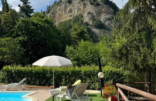 Montefalcone Appennino Villa | Villa "La Rupe", for large groups, with swimming pool and tennis court