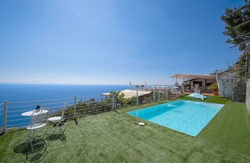 Pogerola Villa | Villa Madreluna: A spacious three-story villa located on the high coast in front of the sea, with Free WI-FI.