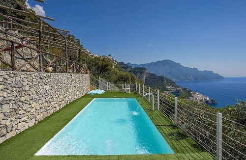 Pogerola Villa | Villa Madreluna: A spacious three-story villa located on the high coast in front of the sea, with Free WI-FI.