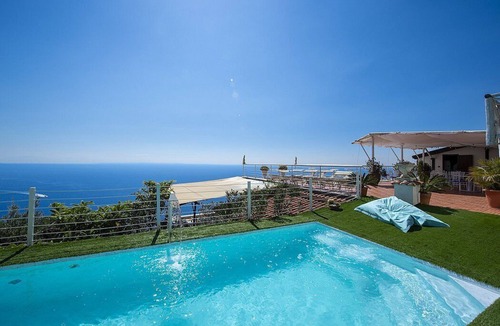 Pogerola Villa | Villa Madreluna: A spacious three-story villa located on the high coast in front of the sea, with Free WI-FI.