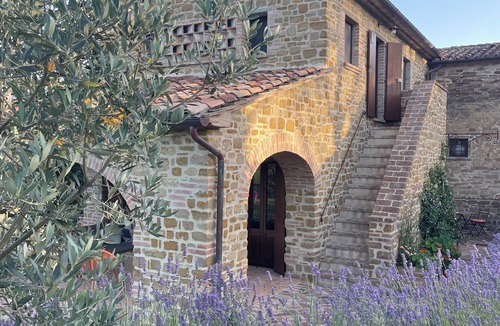 Montone Villa | Villa on Umbria Tuscany border, sleeps 12, stunning infinity pool superb views,