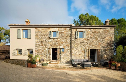 Fratta House | Villa overlooking Monte Peglia Reserve