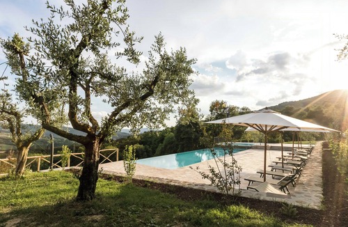 Umbertide House | Villa with panoramic pool amongst olive groves