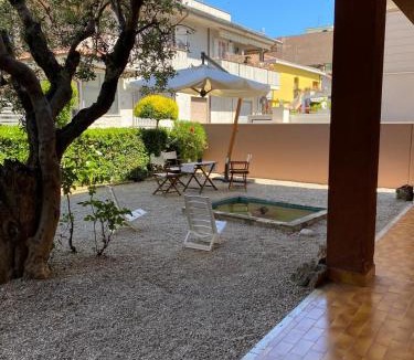 Roseto degli Abruzzi Apartment | villatta con giardino a cique passi dal mare