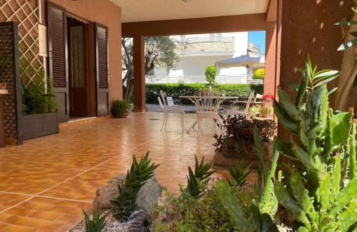 Roseto degli Abruzzi Apartment | villatta con giardino a cique passi dal mare
