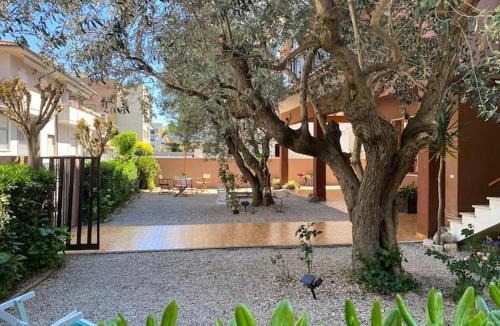 Roseto degli Abruzzi Apartment | villatta con giardino a cique passi dal mare